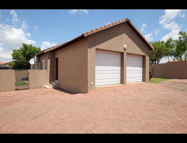 3 BEDROOM TOWNHOUSE FOR SALE IN THATCHFIELD